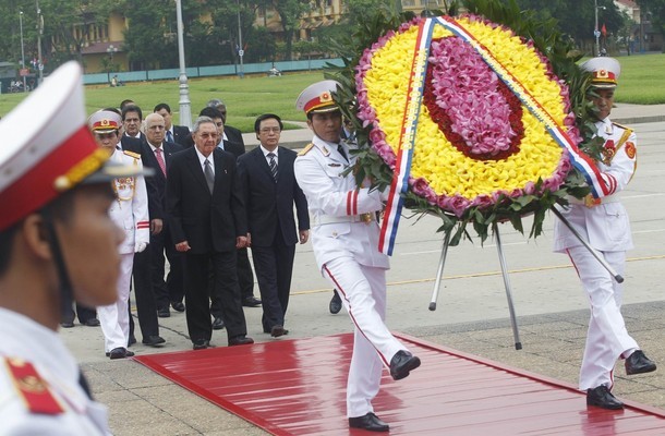 Ketua MN Vietnam Nguyen Sinh Hung menerima Ketua Kuba Raul Castro Ruz - ảnh 2