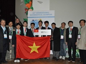 Pelajar Vietnam mencapai prestasi tinggi di Olimpiade Matematika Internasional ke-53 - ảnh 1