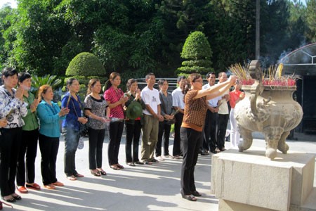 Banyak daerah memperingati ultah ke-65 Hari Prajurit Penyandang Cacad dan Pahlawan yang gugur - ảnh 1