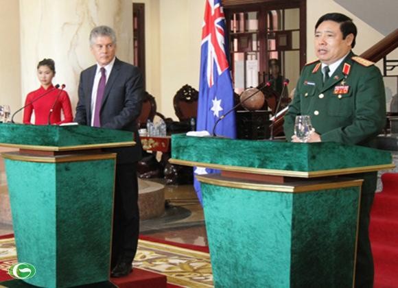 Menhan Australia Stephen Smith melakukan kunjungan di Vietnam - ảnh 1