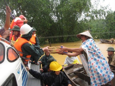 Membantu rakyat yang menderita kerugian akibat banjir dan taufan di Vietnam Tengah - ảnh 1