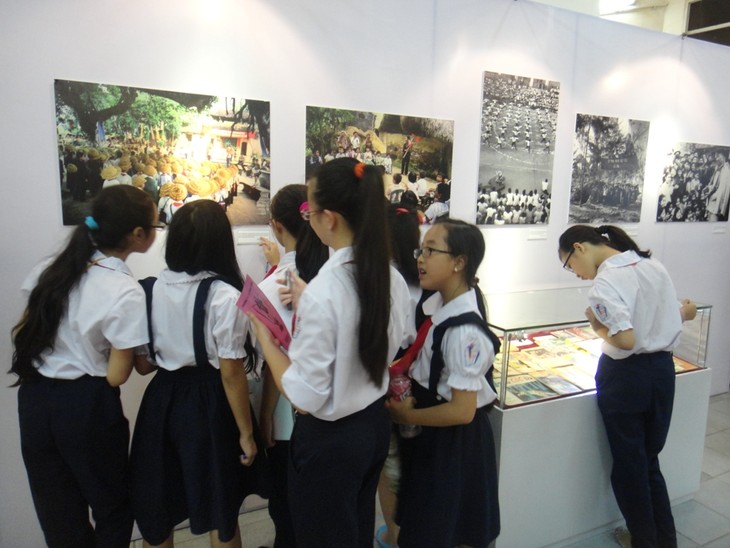 Pameran foto  tentang anak-anak pada masa perang - ảnh 4