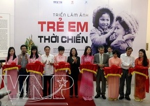 Pameran foto  tentang anak-anak pada masa perang - ảnh 1