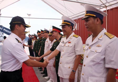 Kapal Angkatan Laut Singapura melakukan kunjungan persahabatan di kota Da Nang - ảnh 1