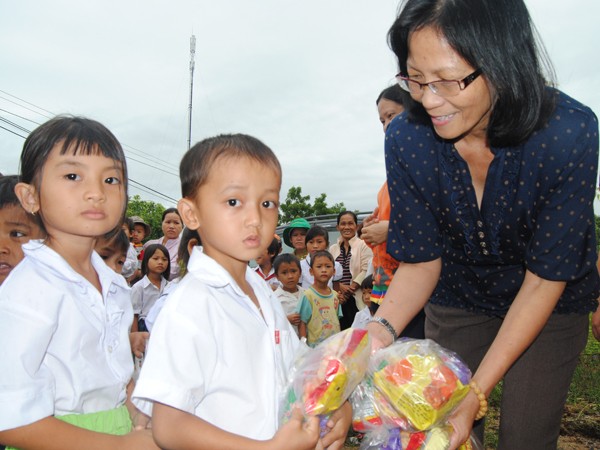 Bergelora merayakan Pesta Medio Musim Rontok 2012 di seluruh Vietnam - ảnh 2