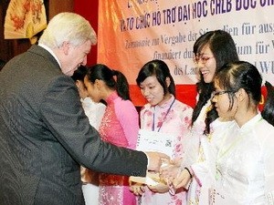 Kegiatan Walikota negara bagian Hessen (Jerman) Volker Bouffier di Vietnam  - ảnh 1