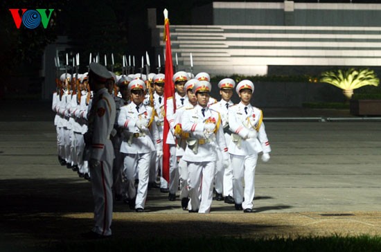 Upacara menurunkan Bendera di Lapangan Ba Dinh - ảnh 2