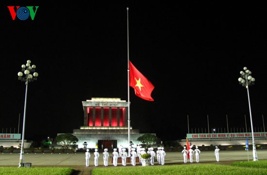 Upacara menurunkan Bendera di Lapangan Ba Dinh - ảnh 5