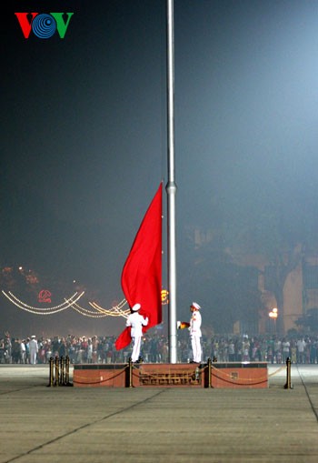 Upacara menurunkan Bendera di Lapangan Ba Dinh - ảnh 6