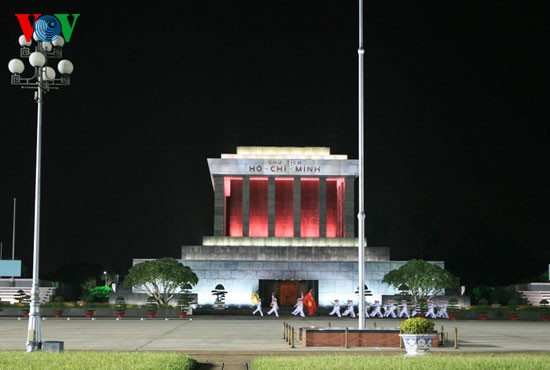 Upacara menurunkan Bendera di Lapangan Ba Dinh - ảnh 7