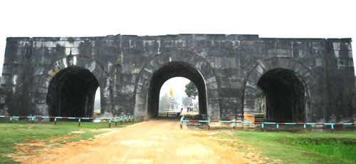 Provinsi Thanh Hoa mengkonservasikan warisan benteng dinasti Ho yang dikaitkan dengan pengembangan pariwisata - ảnh 1