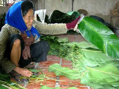 Musim Semi yang bersemarak di desa membuat kue  Chung Tranh Khuc, kota Hanoi - ảnh 2