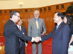 Presiden Vietnam Truong Tan Sang menerima Wakil Ketua Parlemen Laos dan Presiden Dewan Bisnis AS-ASEAN - ảnh 3