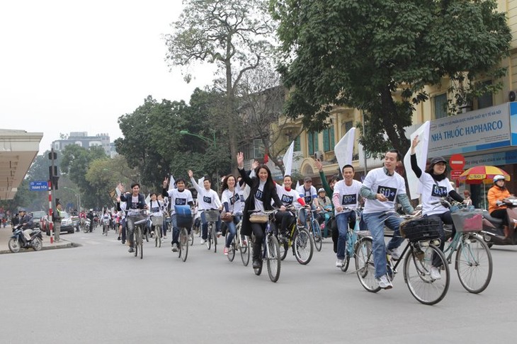 Kaum mahasiswa Vietnam menyambut kampanye “Jam Bumi” 2013 - ảnh 2