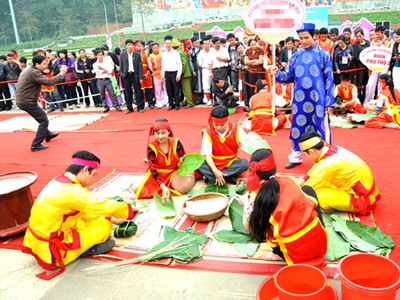 Kontes membungkus dan memasak Kue Bacang, menumbuk kue Giay kali pertama provinsi Phu Tho - ảnh 1