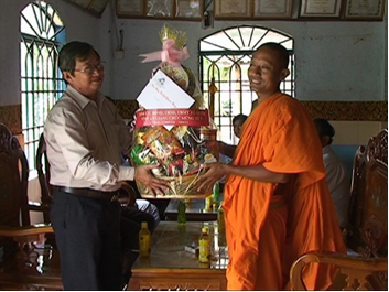 Rakyat Khmer merayakan Hari Raya Tahun Baru tradisional Chol Chnam Thmay - ảnh 2