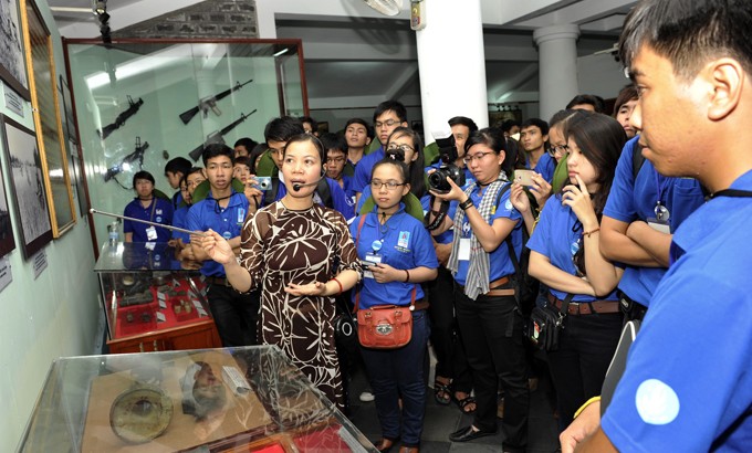 Perkemahan mahasiswa dengan laut dan pulau kampung halaman - ảnh 1