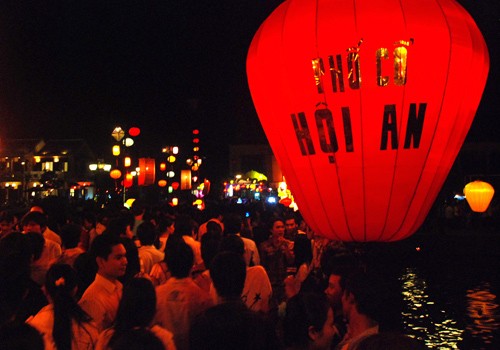 Suara malam bulan purnama di kota lama Hoi An - ảnh 1