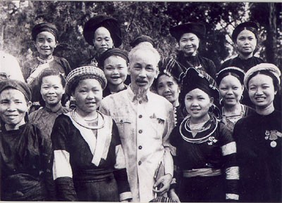 Provinsi Khanh Hoa menyampaikan Bendera Nasional dan foto Presiden Ho Chi Minh kepada etnis minoritas - ảnh 1