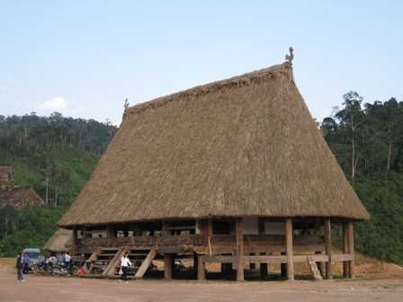 Rumah Guol dari orang etnis minoritas Co Tu - ảnh 1