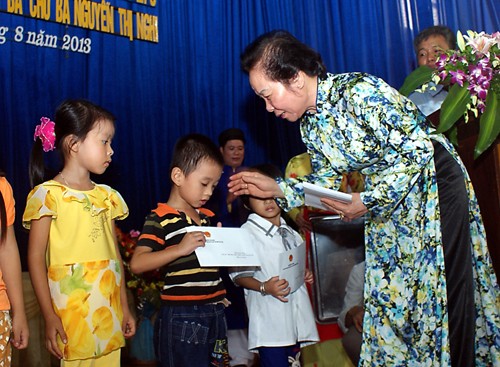 Wakil Presiden Nguyen Thi Doan memberikan beasiswa kepada anak-anak miskin di provinsi Thai Binh - ảnh 1