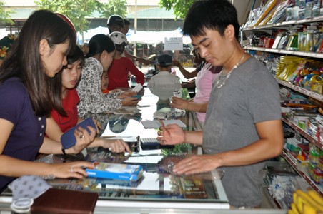 Pasar buku dan alat-alat pengajaran menjelang hari pembukaan tahun ajar baru - ảnh 1