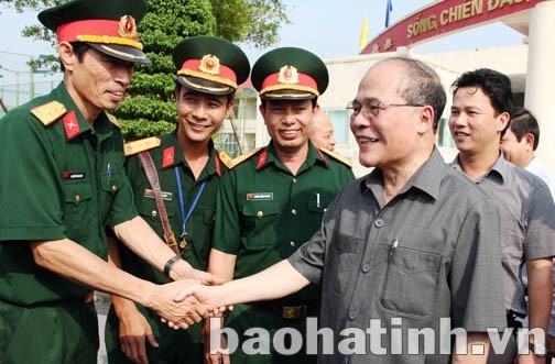 Ketua MN Vietnam Nguyen Sinh Hung mengunjungi Markas Komando Militer provinsi Ha Tinh - ảnh 1