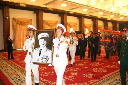 Foto Almarhum Jenderal Vo Nguyen Giap disimpan di Museum Angkatan Bersenjata Daerah Nam Bo Timur - ảnh 1