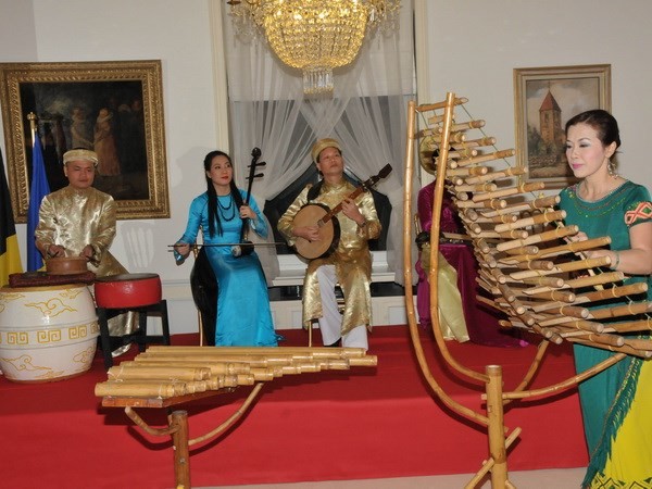 Gala dinner kesenian untuk menyambut peringatan ultah ke-40 penggalangan hubungan diplomatik Vietnam - Belgia - ảnh 1