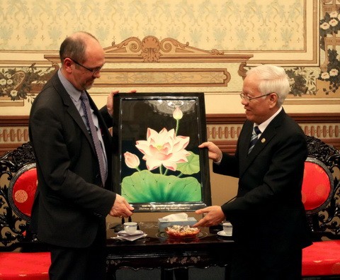 Ekonomi merupakan titik berat kerjasama antara kota Ho Chi Minh dan semua daerah di Belgia - ảnh 1