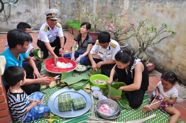 Hari Raya Tet-2014 yang penuh perasaan antara tentara dan rakyat di pulau yang jauh - ảnh 3