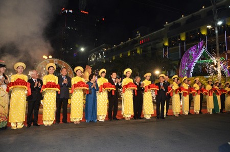 Pembukaan Jalan Bunga Nguyen Hue dan Jalan Buku Hari Raya Tet di kota Ho Chi Minh - ảnh 1