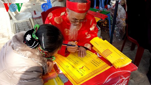 Datang ke pagoda pada awal tahun - satu ciri tradisional dari bangsa Vietnam - ảnh 10