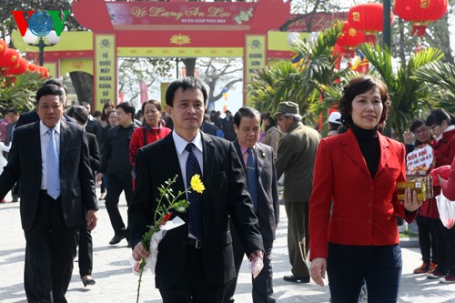 Datang ke pagoda pada awal tahun - satu ciri tradisional dari bangsa Vietnam - ảnh 3