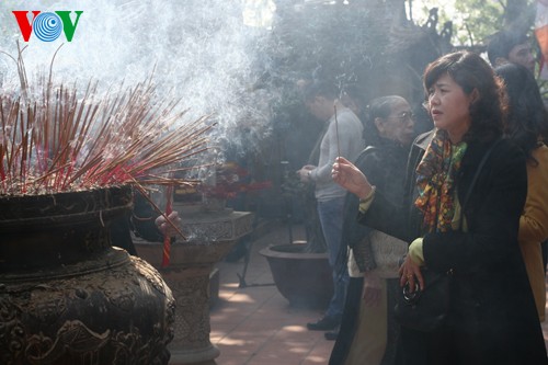 Datang ke pagoda pada awal tahun - satu ciri tradisional dari bangsa Vietnam - ảnh 7