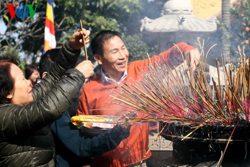 Datang ke pagoda pada awal tahun - satu ciri tradisional dari bangsa Vietnam - ảnh 8