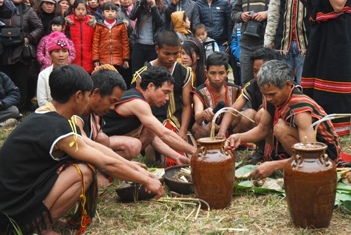 Warna musim Semi di seluruh penjuru Tanah Air - Hari Pesta persatuan dari etnis-etnis minoritas - ảnh 3