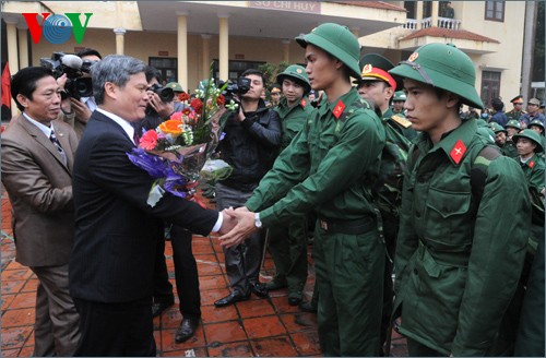 Pemuda Vietnam siap membela Tanah Air - ảnh 6