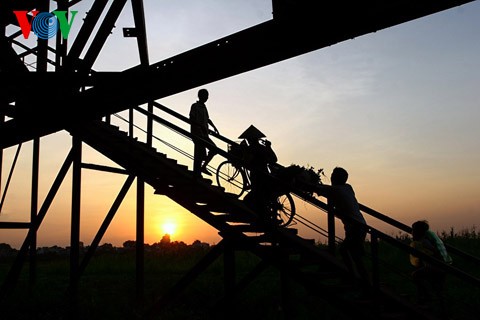 Jembatan Long Bien - Simbol dari ibukota Hanoi - ảnh 8