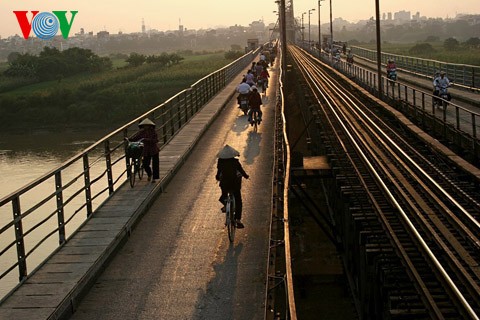 Jembatan Long Bien - Simbol dari ibukota Hanoi - ảnh 5