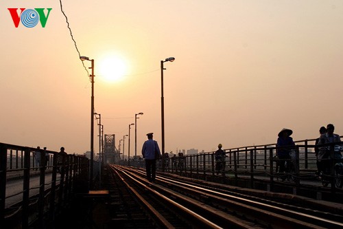 Jembatan Long Bien - Simbol dari ibukota Hanoi - ảnh 6