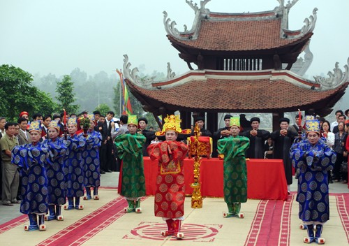 Meningkatkan pesta tradisional kuil pemujaan cikal bakal bangsa Lac Long Quan - ảnh 1