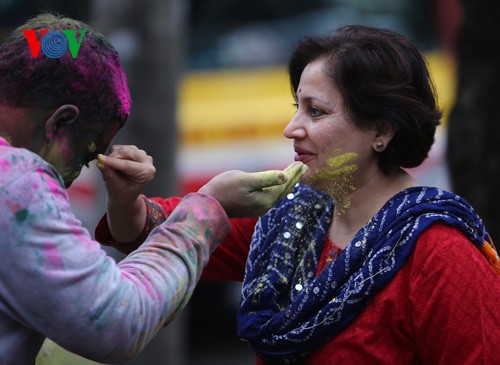 Berwarna-warninya pesta Holi di kota Hanoi - ảnh 6