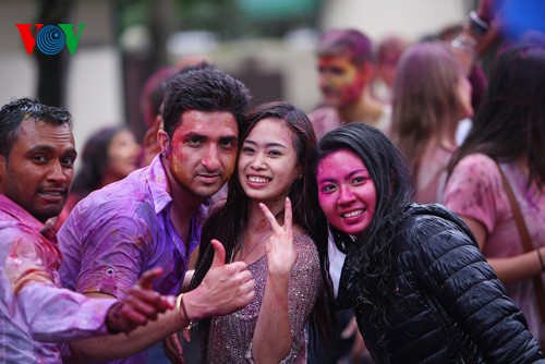 Berwarna-warninya pesta Holi di kota Hanoi - ảnh 8