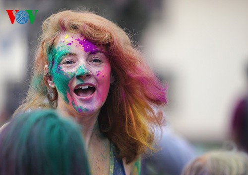 Berwarna-warninya pesta Holi di kota Hanoi - ảnh 5