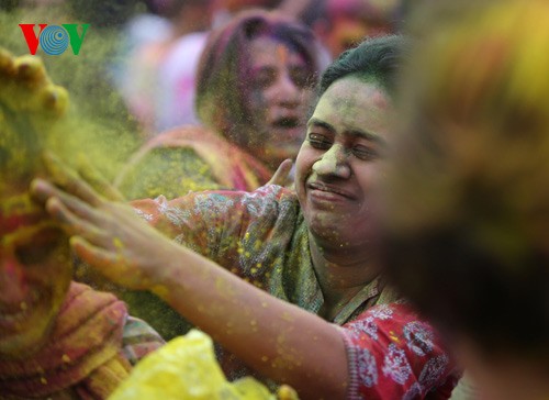 Berwarna-warninya pesta Holi di kota Hanoi - ảnh 2