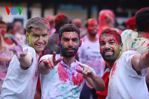 Berwarna-warninya pesta Holi di kota Hanoi - ảnh 3