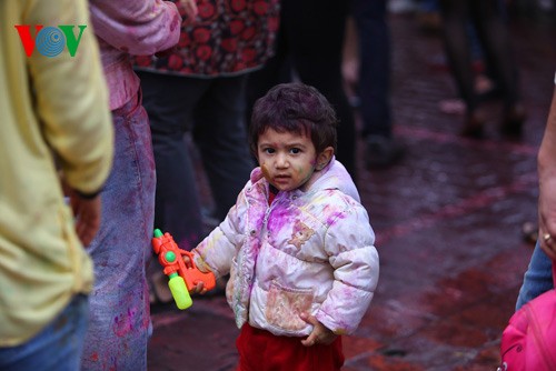 Berwarna-warninya pesta Holi di kota Hanoi - ảnh 7