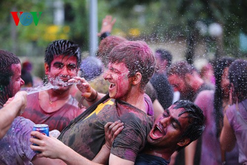 Berwarna-warninya pesta Holi di kota Hanoi - ảnh 11