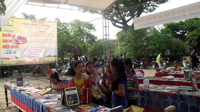 Bergeloranya Pesta Buku di kota kuno Hoi An - ảnh 1